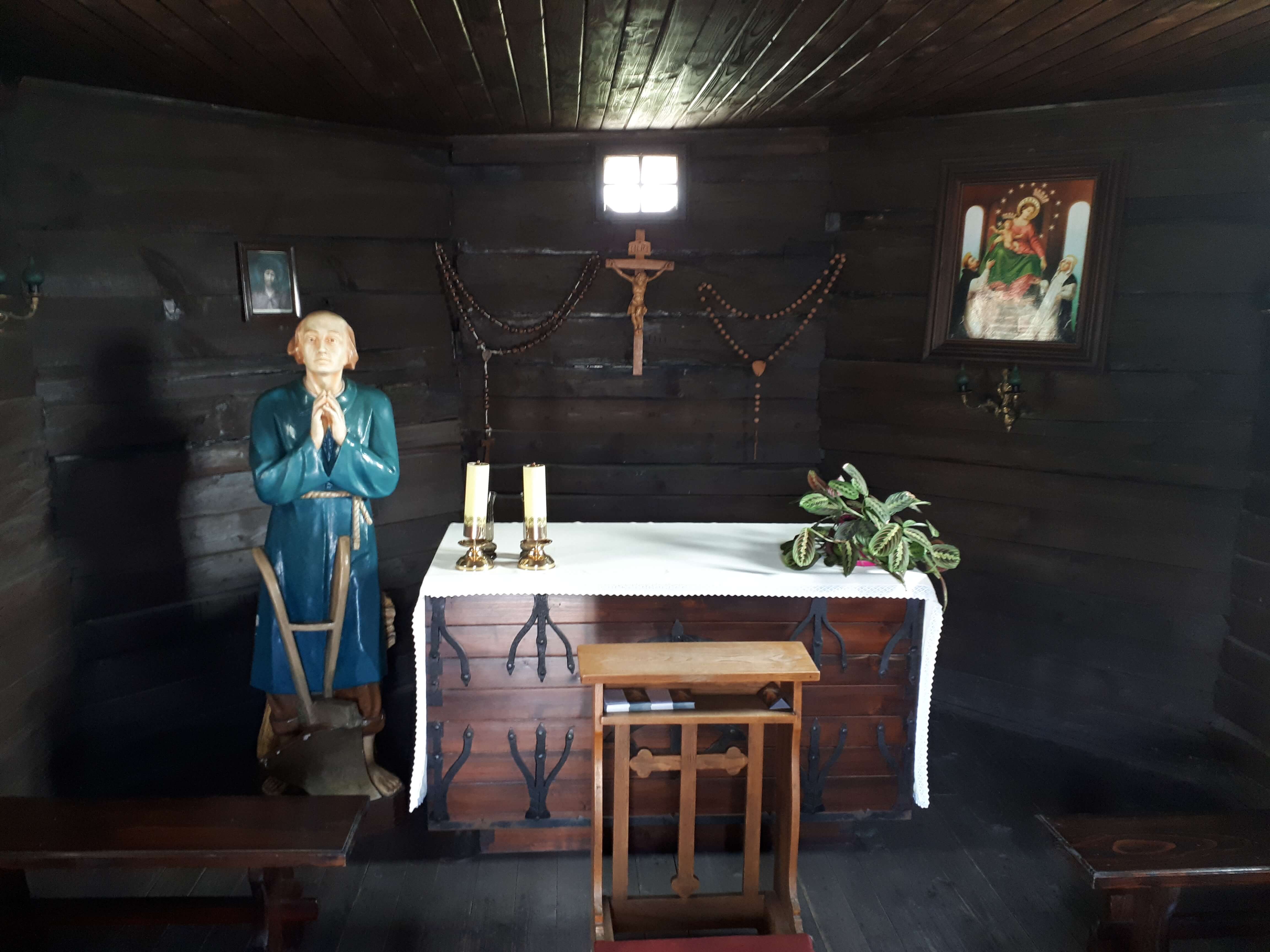 Wnętrze kaplicy Matki Bożej Różańcowej w Bukowie